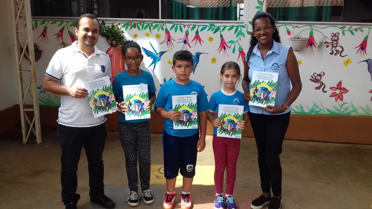 Imagem 4 da notícia: Presidente da Escola do Legislativo Vereador Leandro Morais realiza entrega do material para estudo da Constituição em Miúdos em todas as escolas municipais