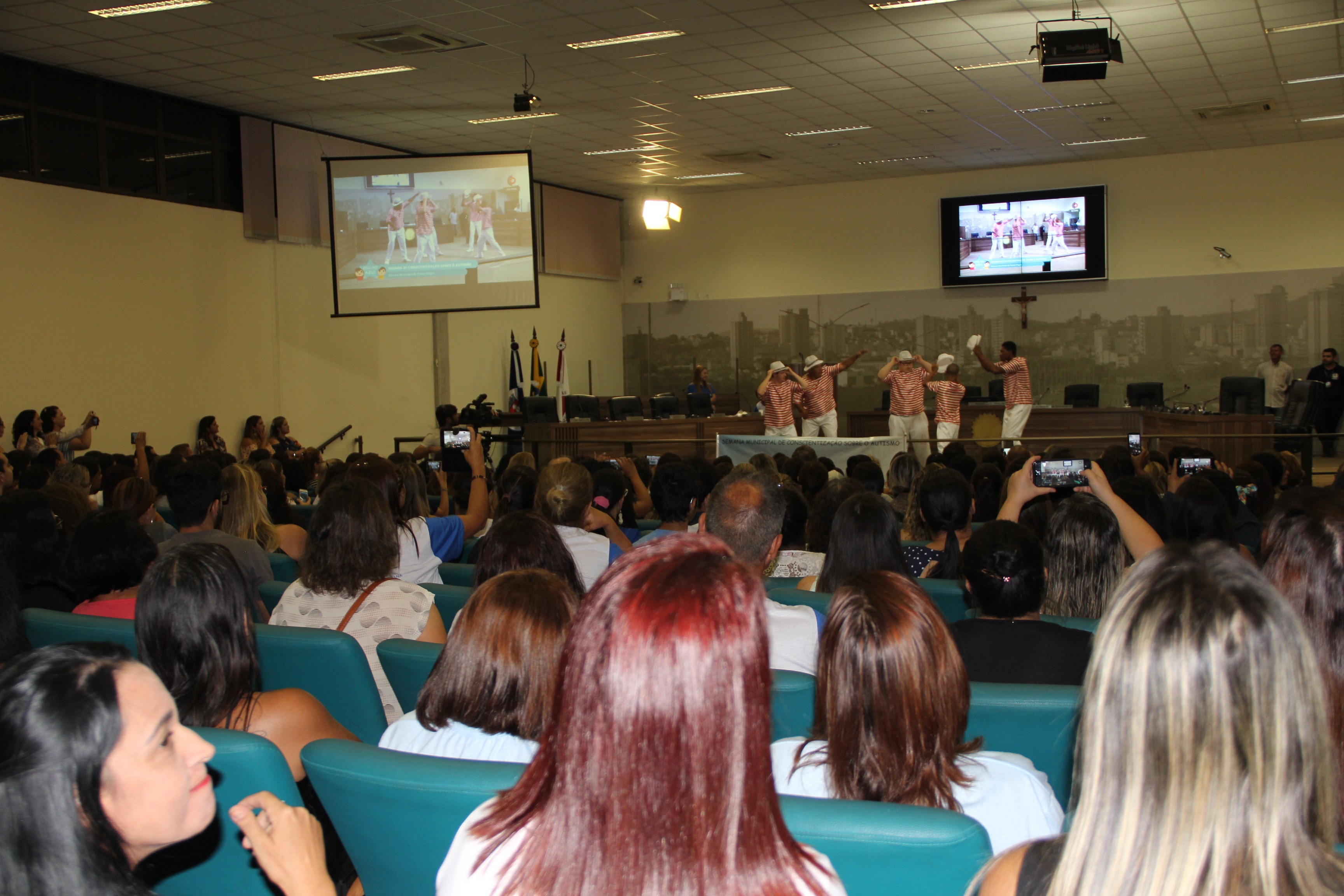 Imagem 4 da notícia: Centenas de pessoas participam da abertura da Semana do Autismo na Câmara