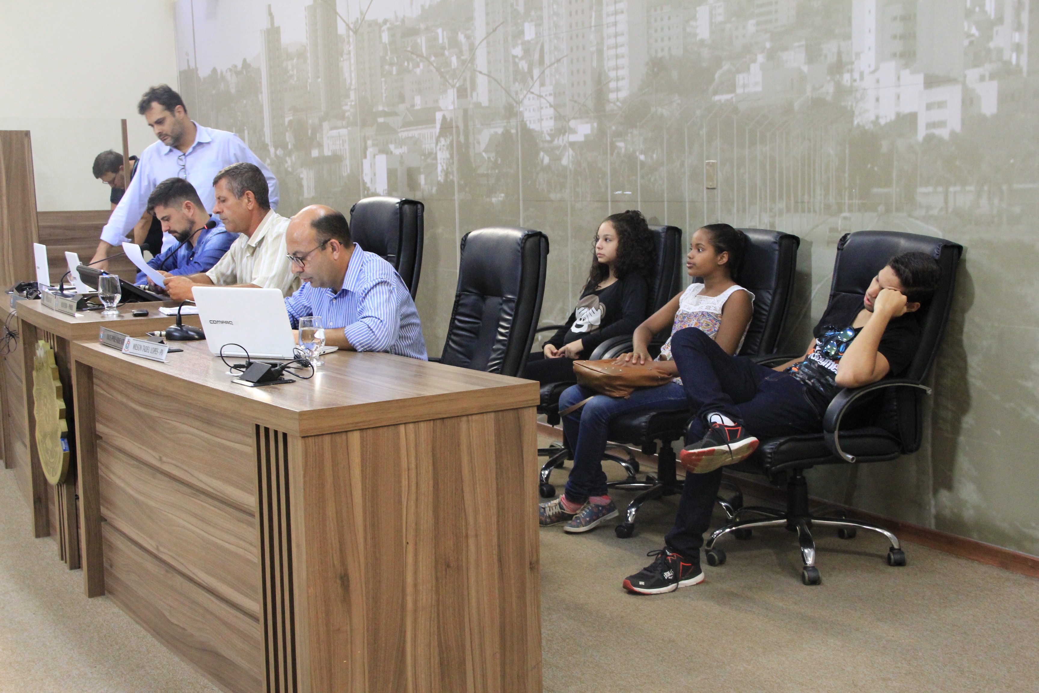 Imagem 3 da notícia: Vereador Dr. Édson recebe estudantes no "Autoridade por um dia" da Escola do Legislativo