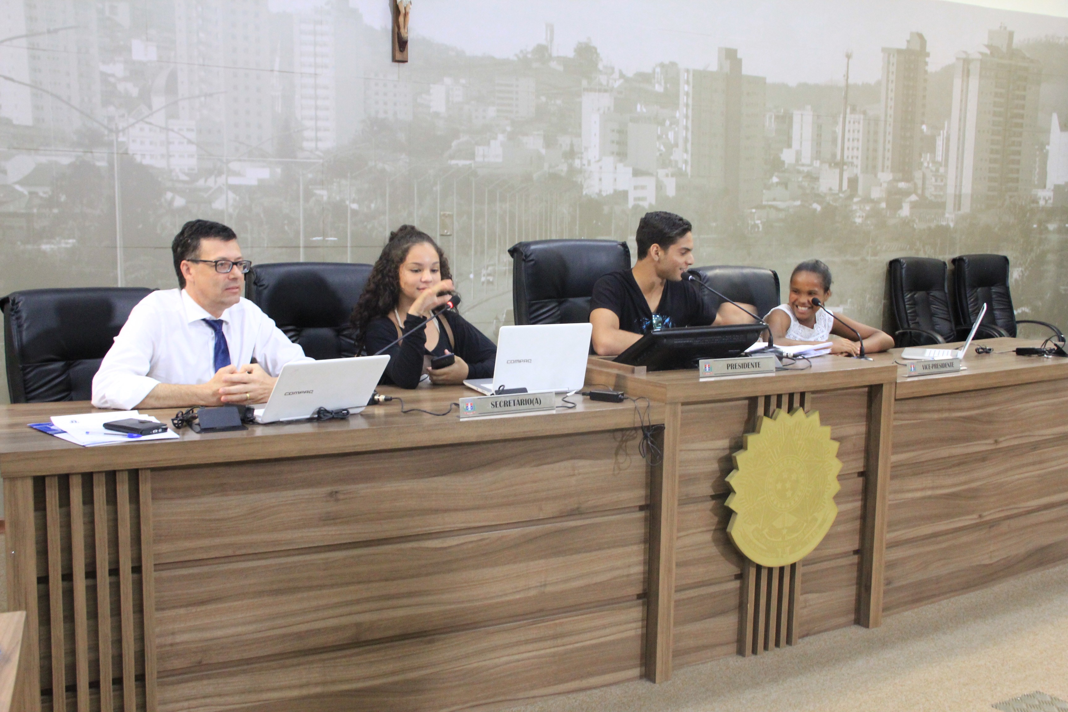 Imagem 8 da notícia: Vereador Dr. Édson recebe estudantes no "Autoridade por um dia" da Escola do Legislativo