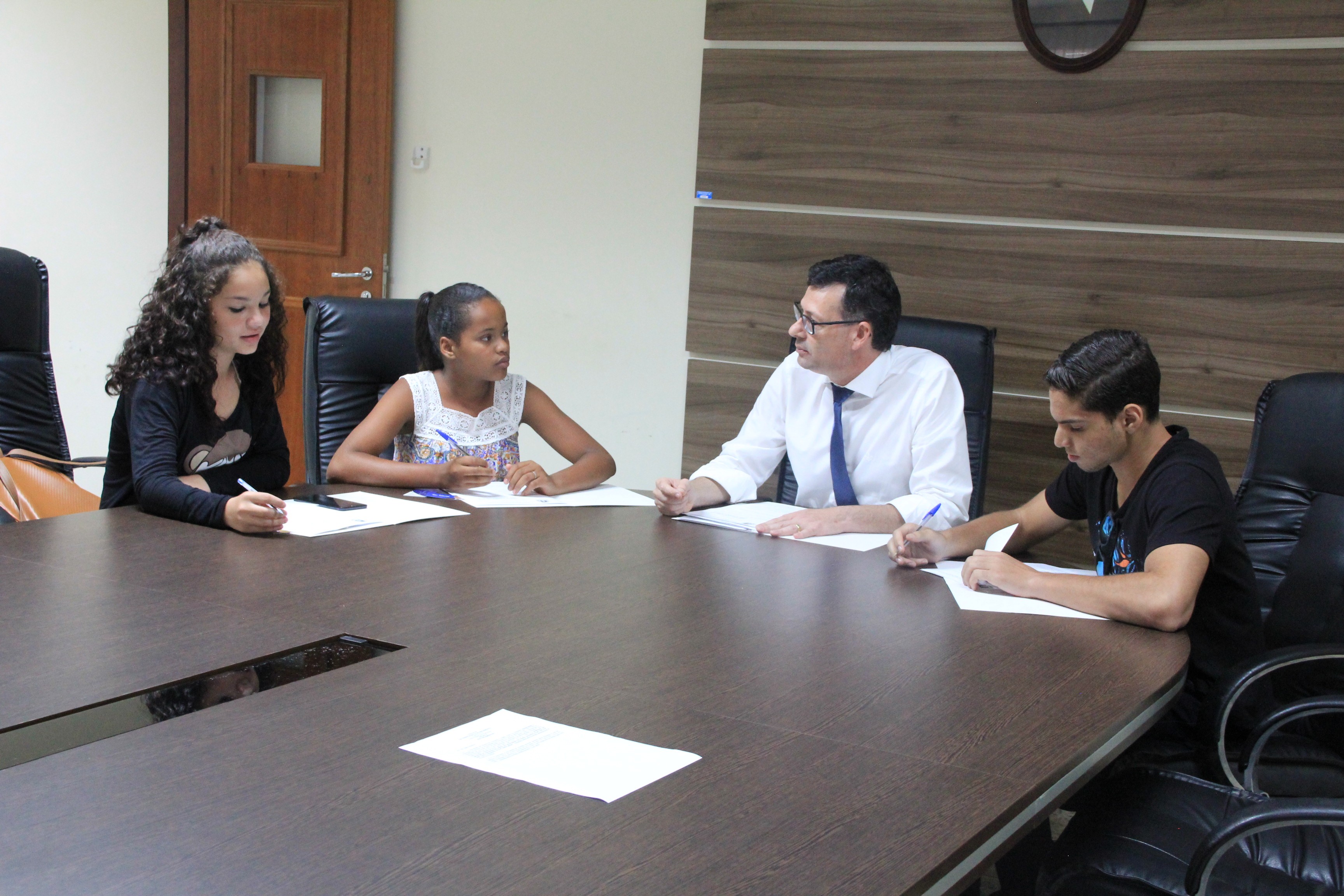 Imagem 10 da notícia: Vereador Dr. Édson recebe estudantes no "Autoridade por um dia" da Escola do Legislativo
