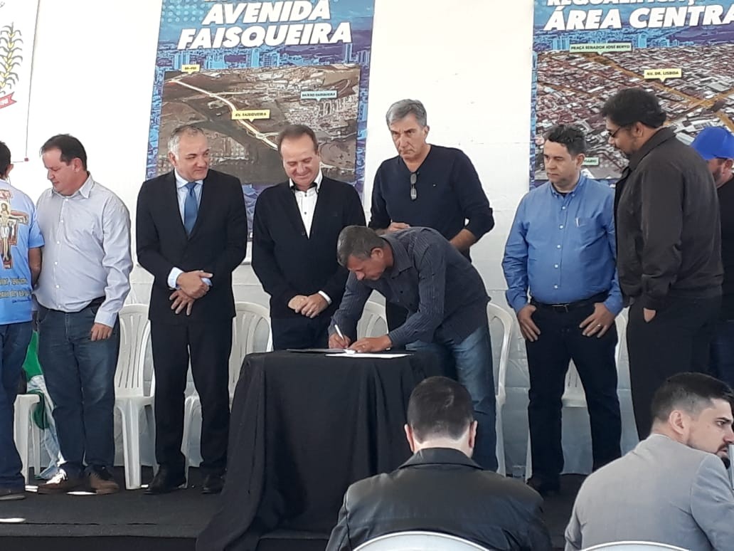 Imagem 1 da notícia: Vereadores acompanham assinatura de contrato para obras da Via Faisqueira e requalificação do Centro de Pouso Alegre