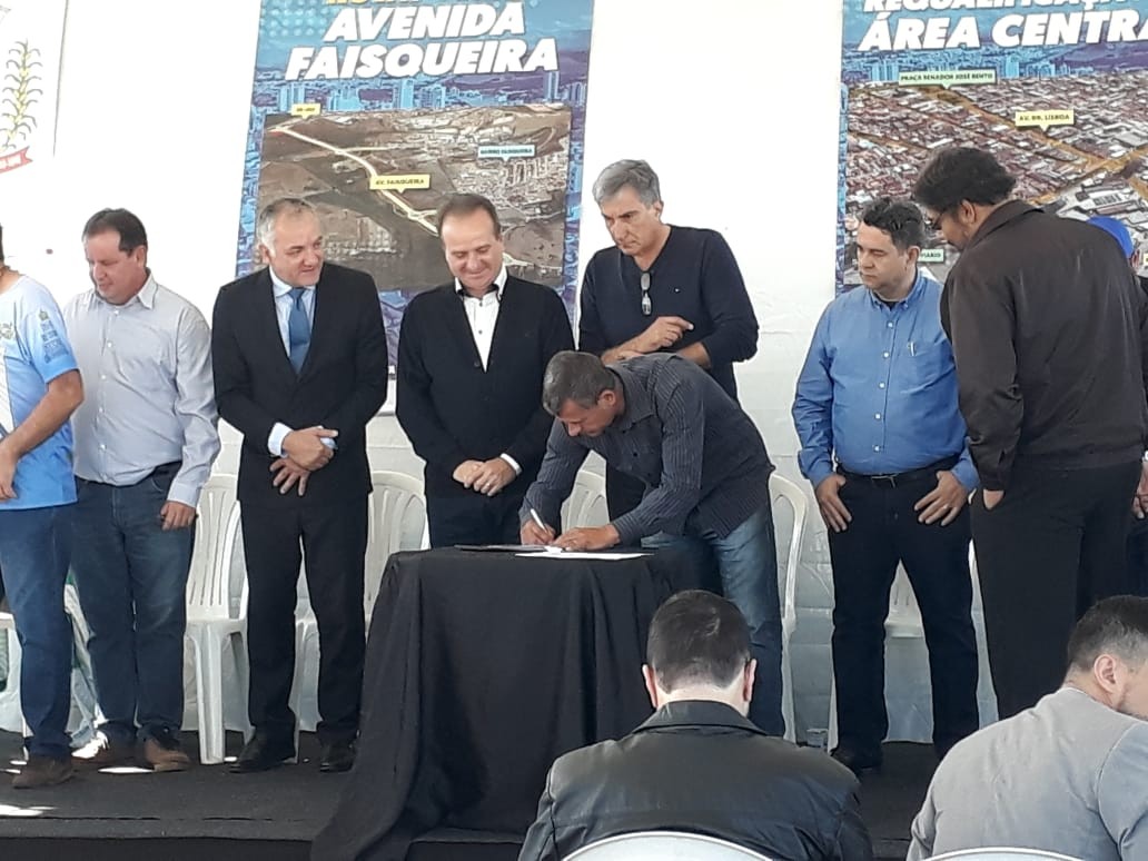 Imagem 2 da notícia: Vereadores acompanham assinatura de contrato para obras da Via Faisqueira e requalificação do Centro de Pouso Alegre