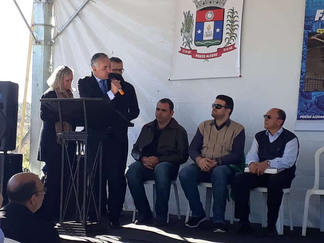 Imagem 3 da notícia: Vereadores acompanham assinatura de contrato para obras da Via Faisqueira e requalificação do Centro de Pouso Alegre