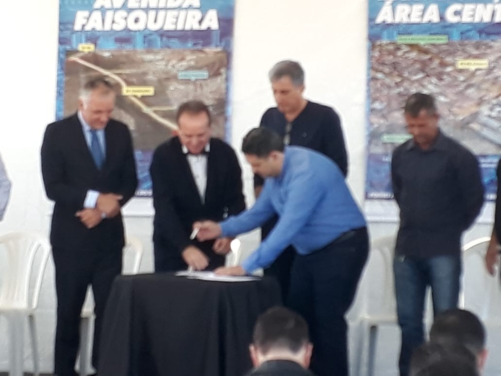 Imagem 4 da notícia: Vereadores acompanham assinatura de contrato para obras da Via Faisqueira e requalificação do Centro de Pouso Alegre