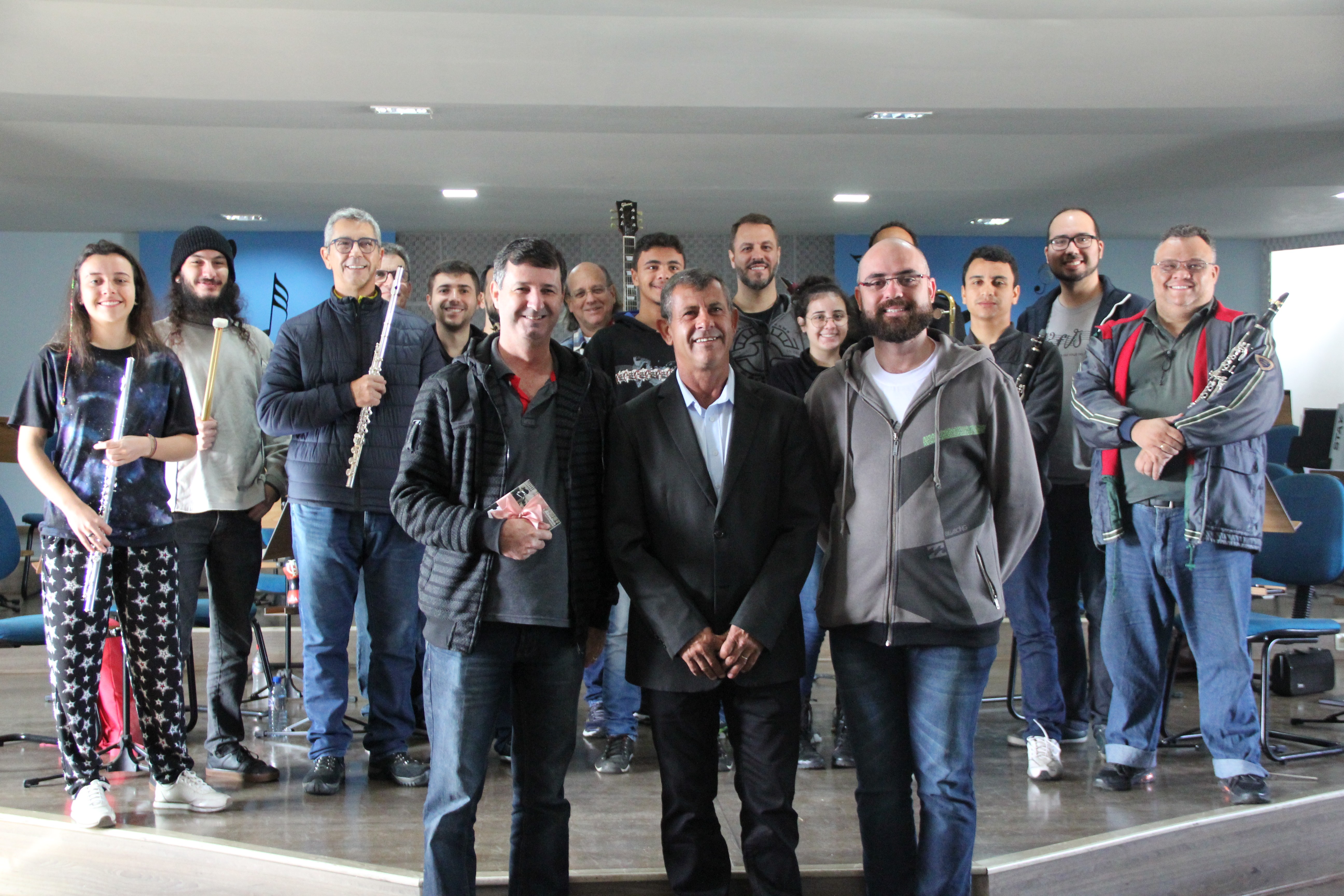 Imagem 1 da notícia: Presidente Oliveira entrega DVD gravado pela TV Câmara durante estreia da Banda Filarmônica do Vale do Sapucaí