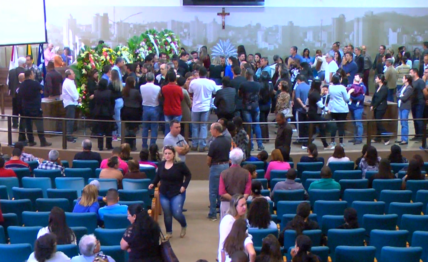 Imagem 1 da notícia: Centenas de pessoas se despedem do vereador Adelson do Hospital