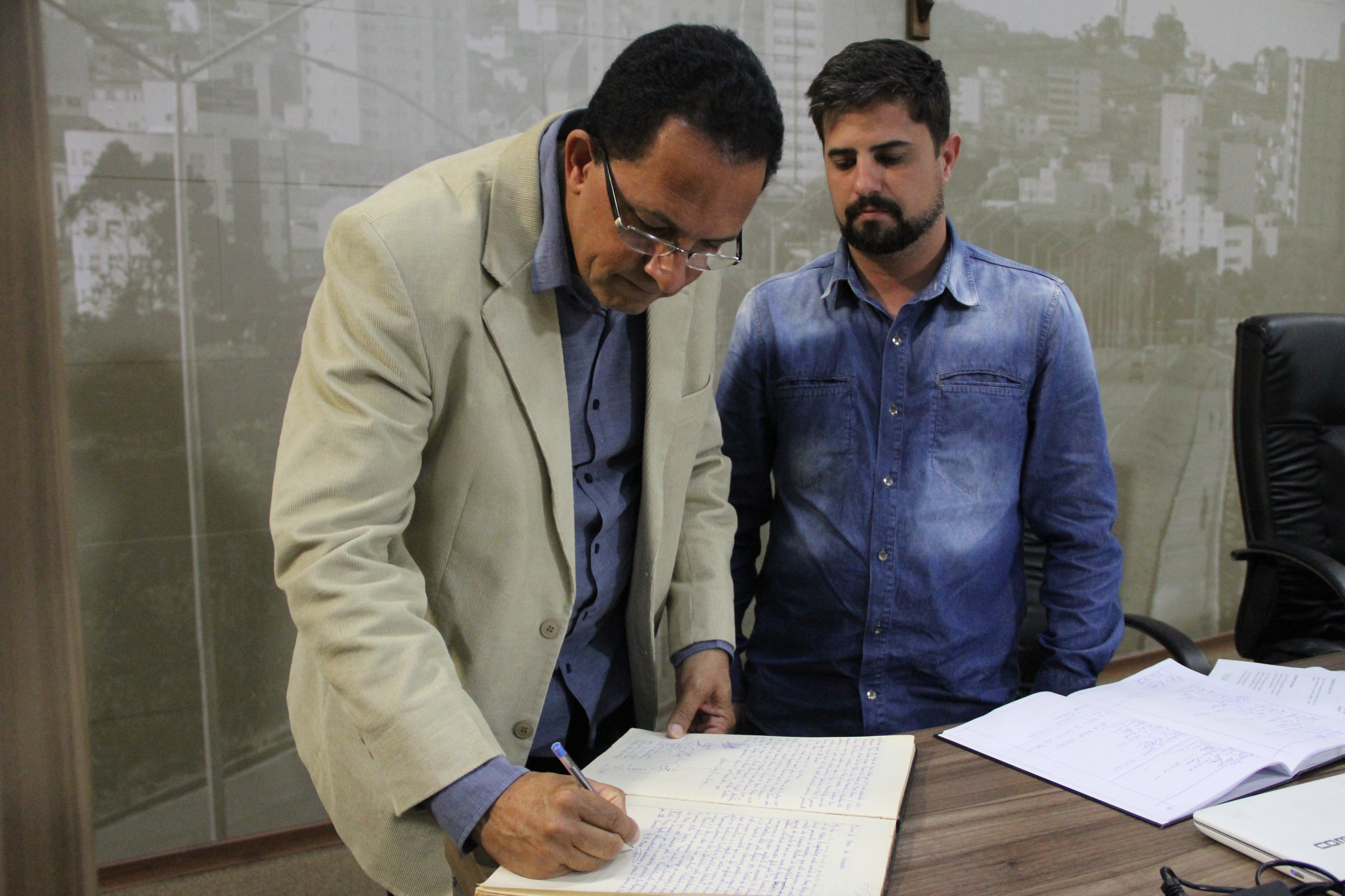 Imagem 2 da notícia: Presidente da Câmara empossa Dionísio Pereira como vereador