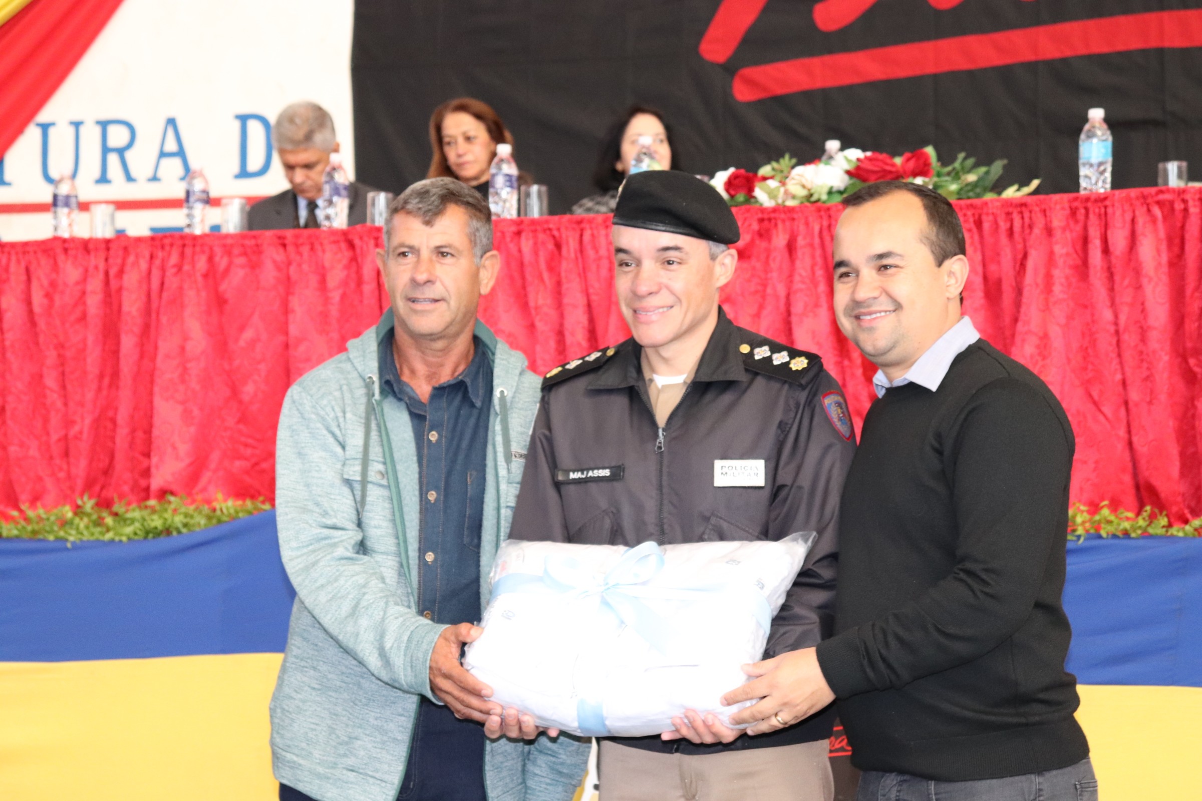 Imagem 1 da notícia: Câmara realiza doação de 2,5 mil camisetas para programa de combate às drogas