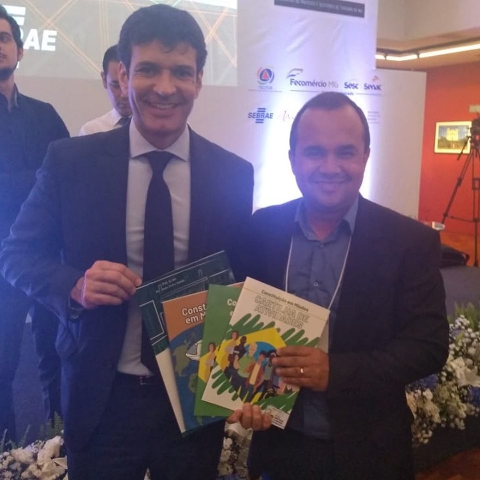 Imagem 1 da notícia: Presidente da Elpa entrega Constituição para ministro do Turismo