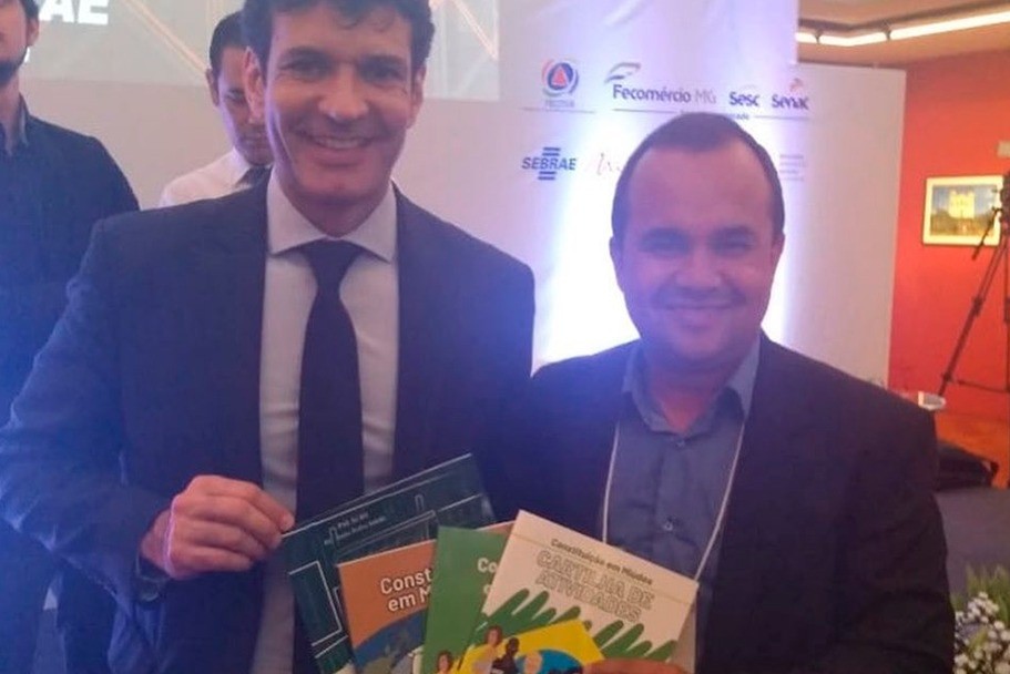 Imagem 1 da notícia: Ministro do Turismo, Marcelo Álvaro, recebe Coleção Constituição em Miúdos