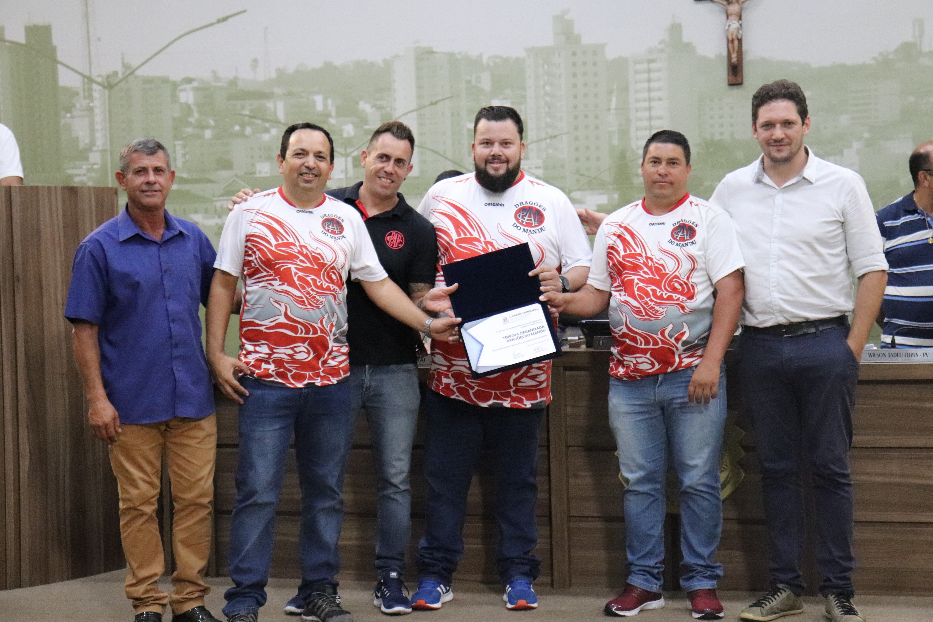 Imagem 1 da notícia: Torcida Uniformizada Dragões do Mandu recebe homenagem na Câmara