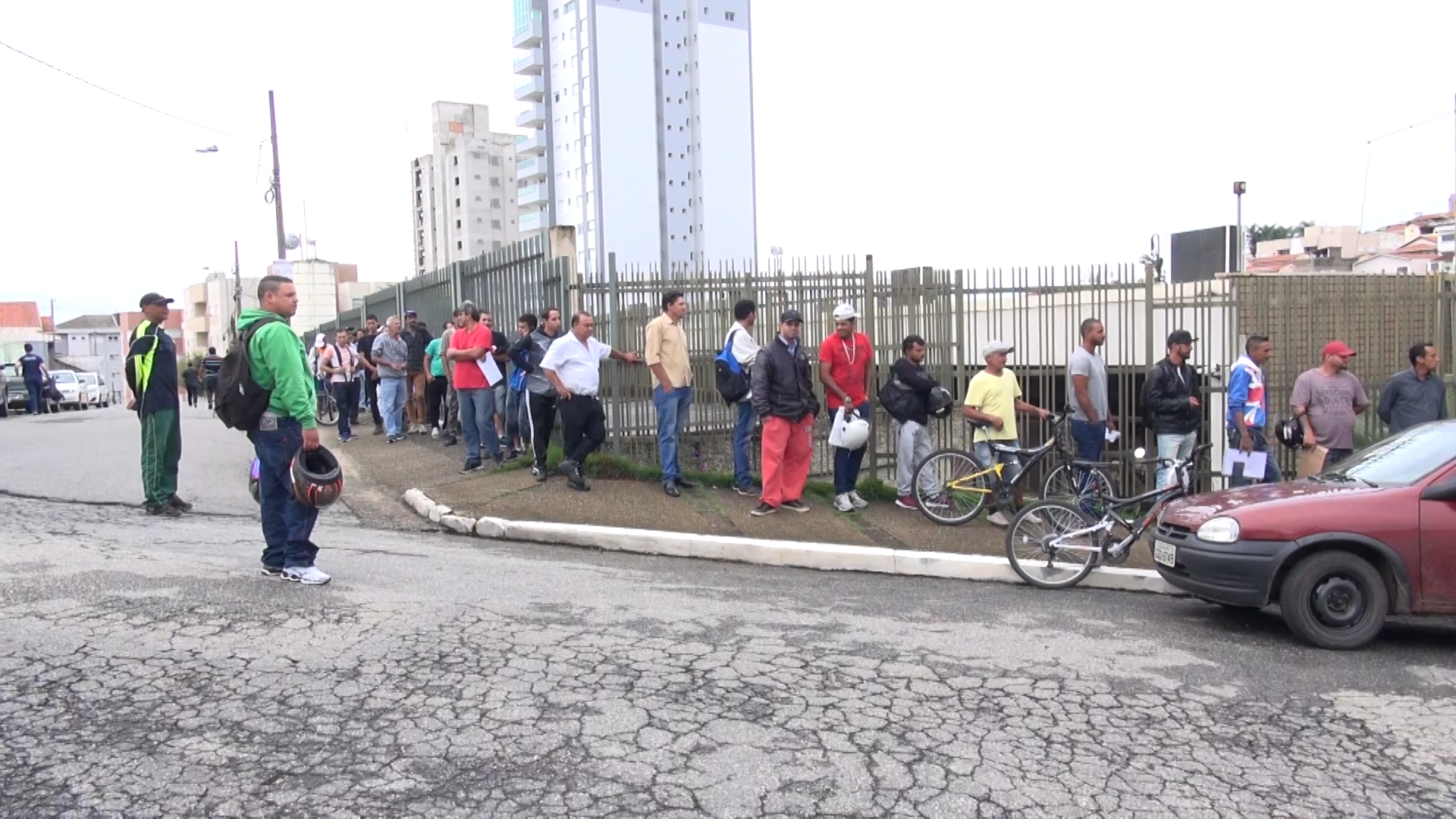Imagem 1 da notícia: Fila para emprego por meio do CAC dobra o quarteirão nesta sexta-feira