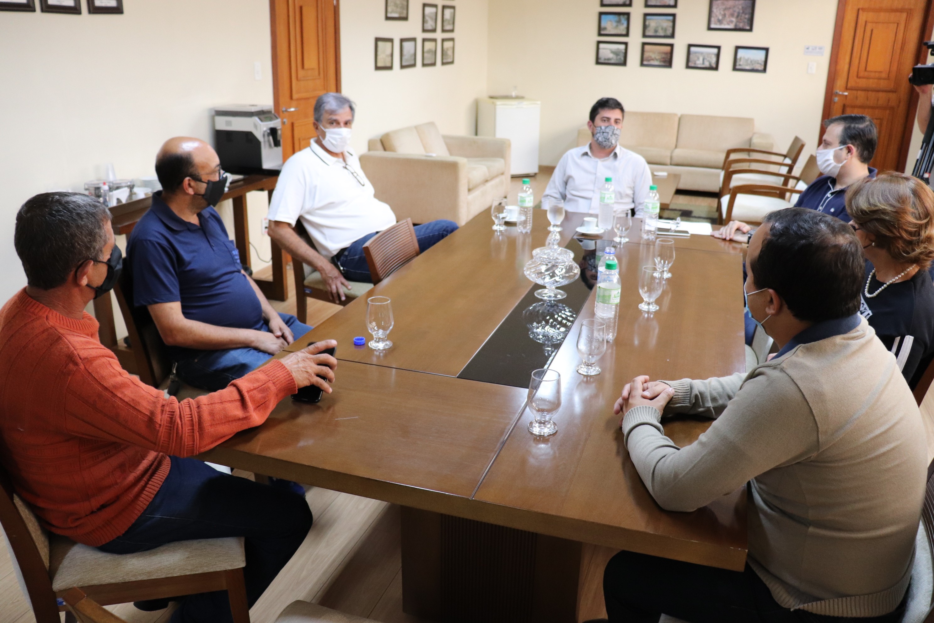 Imagem 1 da notícia: Vereadores se reúnem com o prefeito Rafael Simões na Câmara de Pouso Alegre