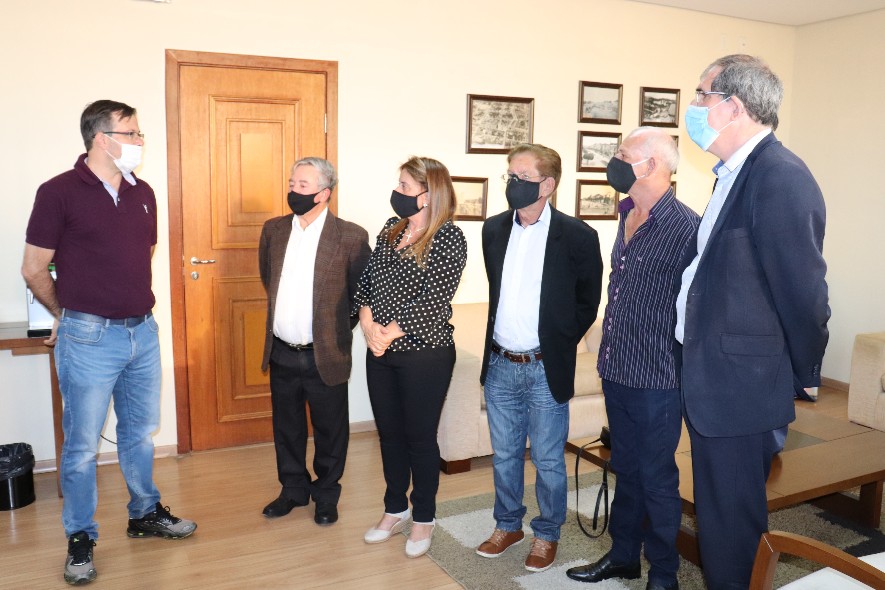 Imagem 1 da notícia: 30 anos da Lei Orgânica Municipal: Vereadores que colaboraram na construção da Lei Orgânica são homenageados na Câmara