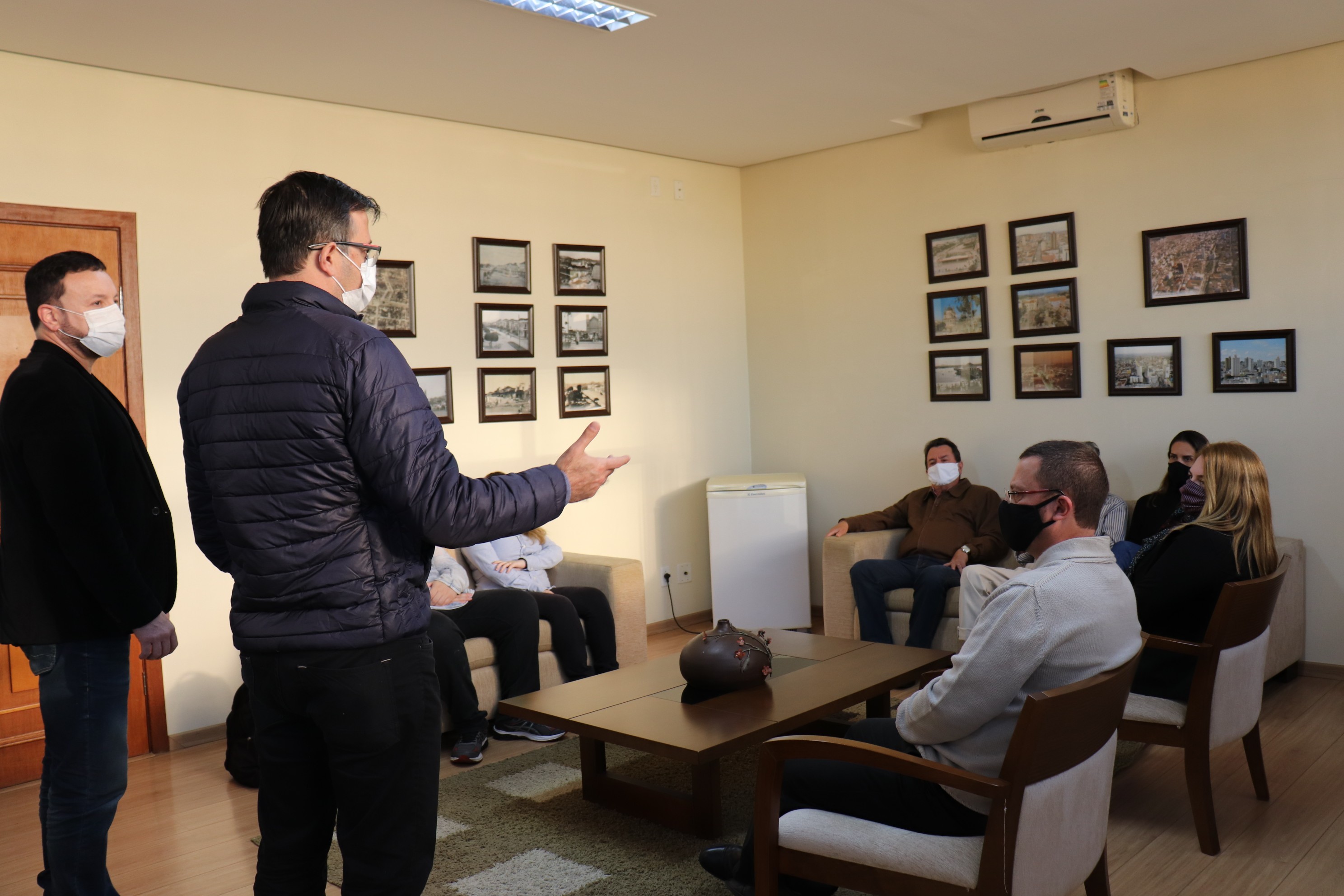 Imagem 1 da notícia: 30 anos da Lei Orgânica Municipal: Vereadores que colaboraram na construção da Lei Orgânica são recebidos na Câmara