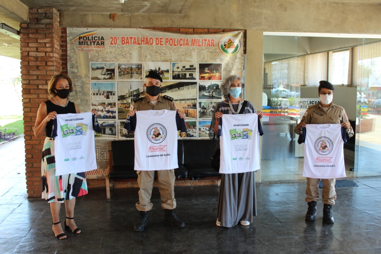 Imagem 1 da notícia: Escola do Legislativo realiza doação de camisetas para alunos do PROERD