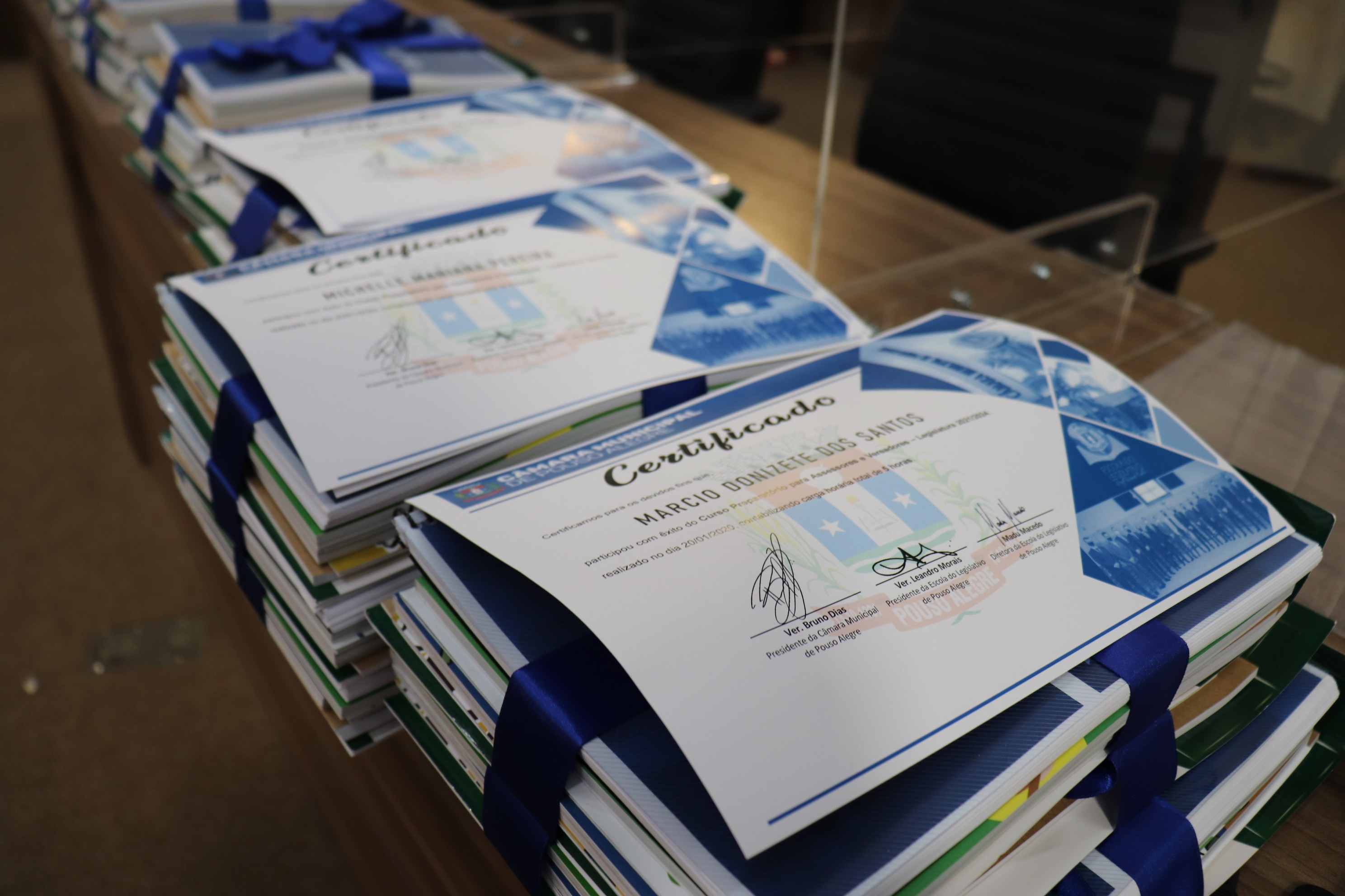 Imagem 1 da notícia: Escola do Legislativo faz a entrega dos certificados do curso on-line aos servidores da Câmara