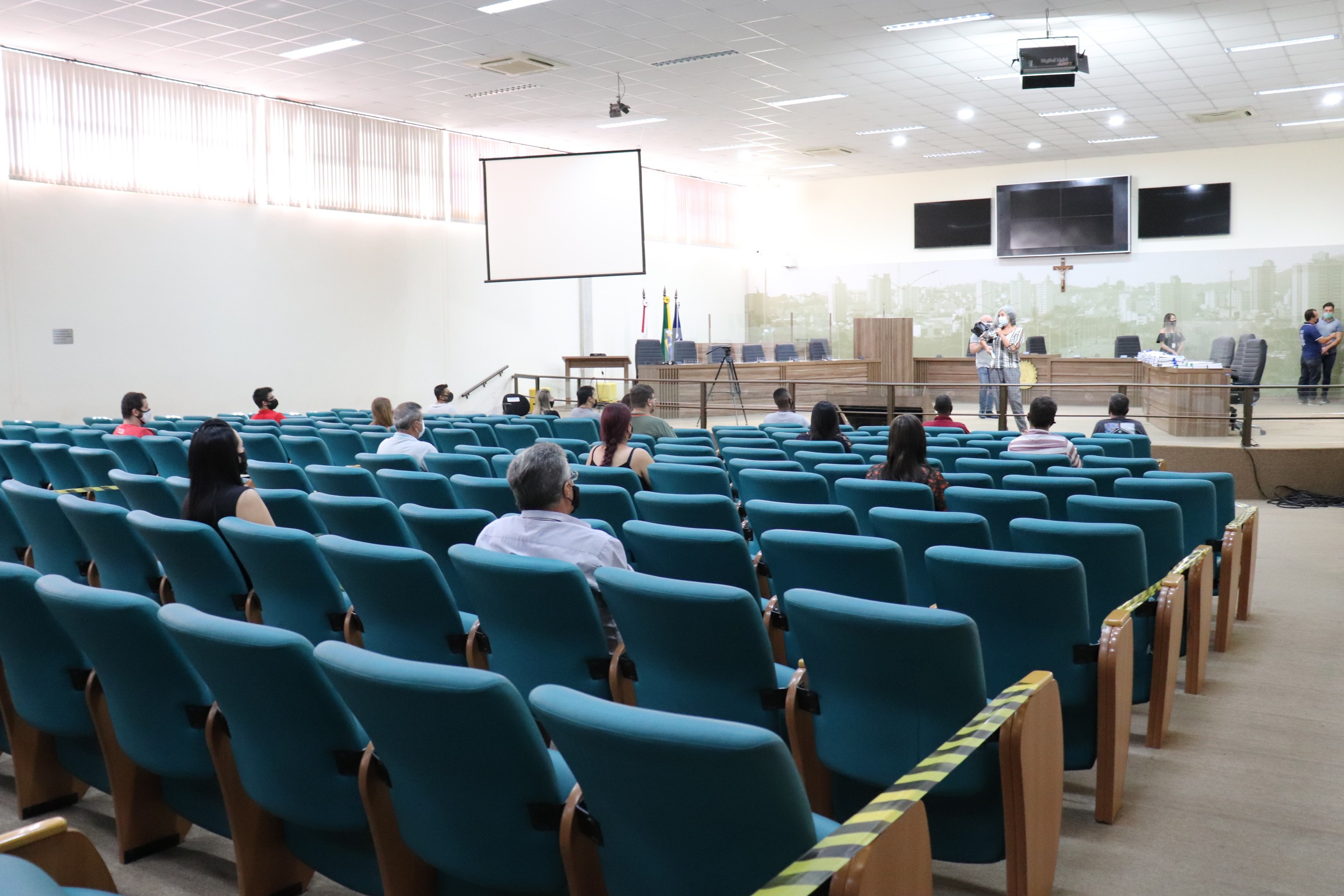 Imagem 2 da notícia: Escola do Legislativo faz a entrega dos certificados do curso on-line aos servidores da Câmara