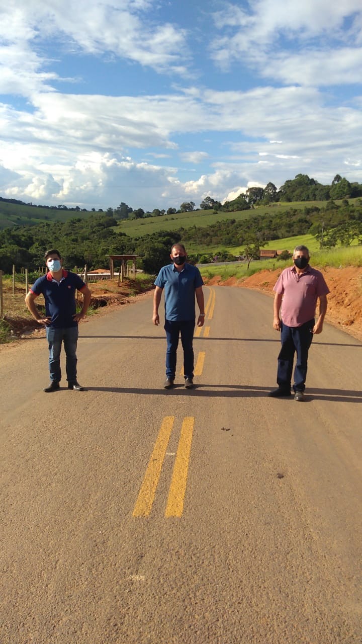 Imagem 1 da notícia: Vereadores fiscalizam obras de pavimentação no bairro dos Ferreiras