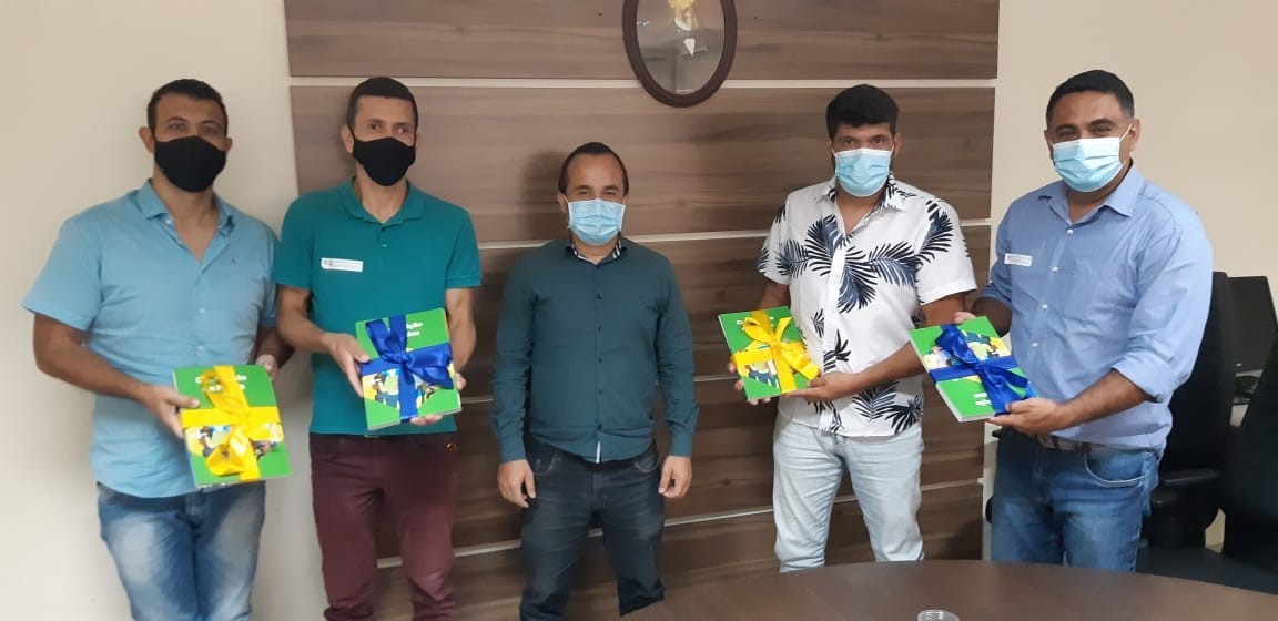 Imagem 1 da notícia: Presidente da Escola do Legislativo presenteia vereadores de São Gonçalo do Sapucaí com exemplares da Constituição em Miúdos