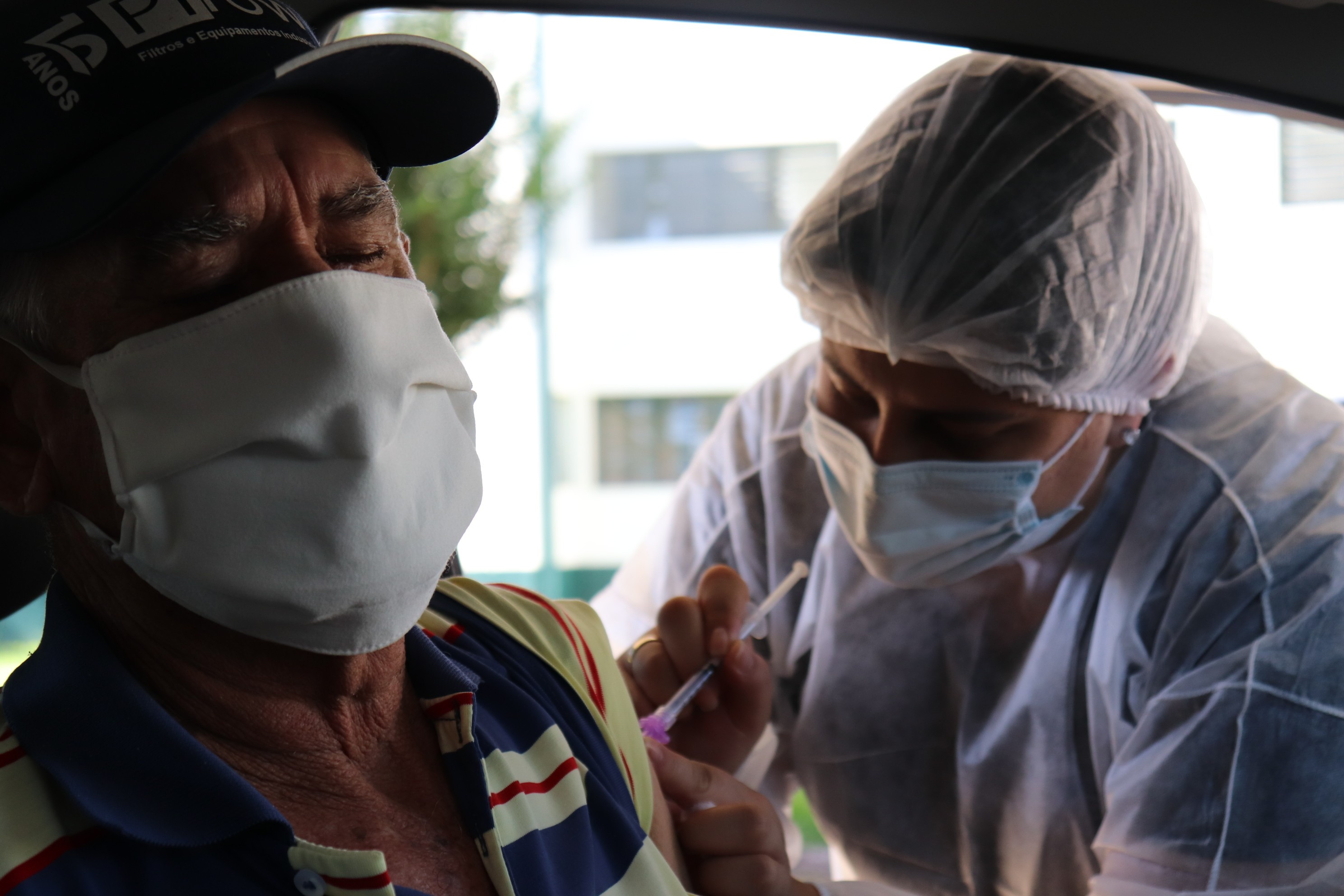 Imagem 1 da notícia: Vereadores auxiliam na logística durante pit stop de vacinação contra a Covid-19