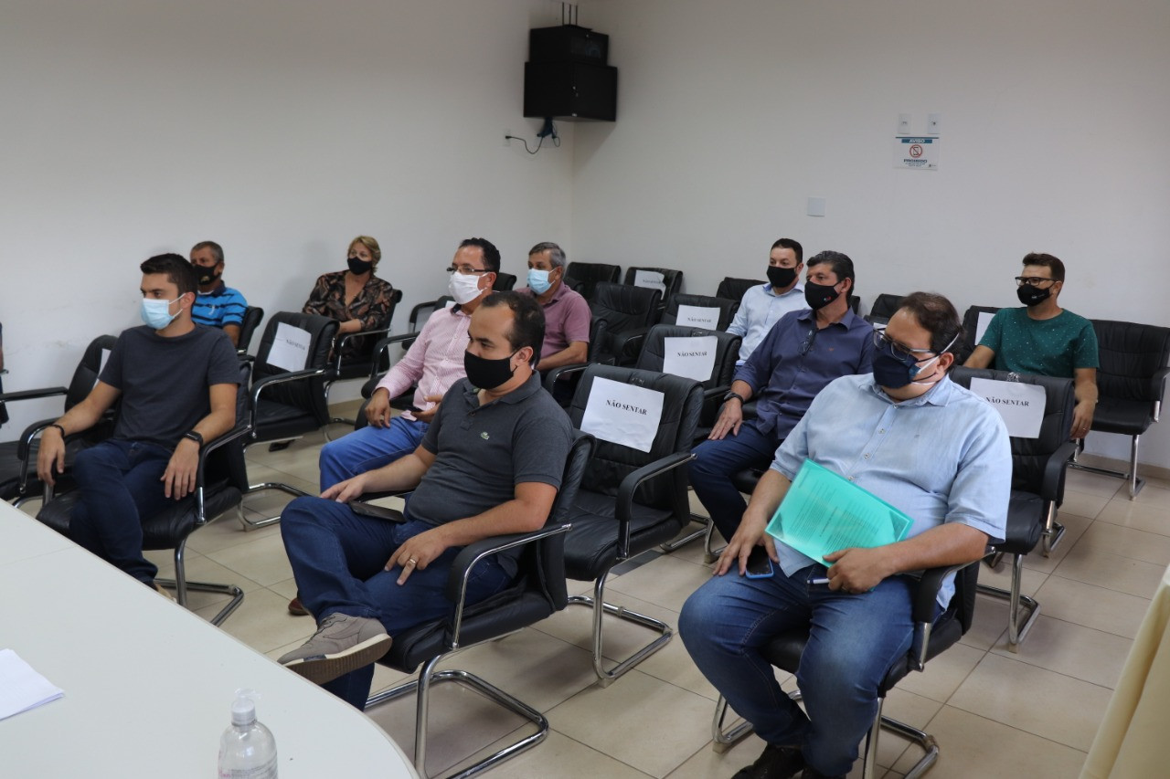Imagem 3 da notícia: Covid-19: Vereadores participam de reunião onde Prefeito apresenta conteúdo do novo decreto e campanha de conscientização