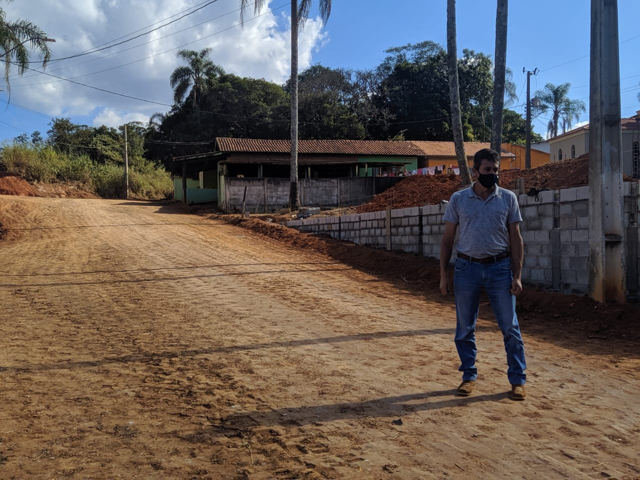 Imagem 1 da notícia: Vereador acompanha asfaltamento no bairro das Anhumas
