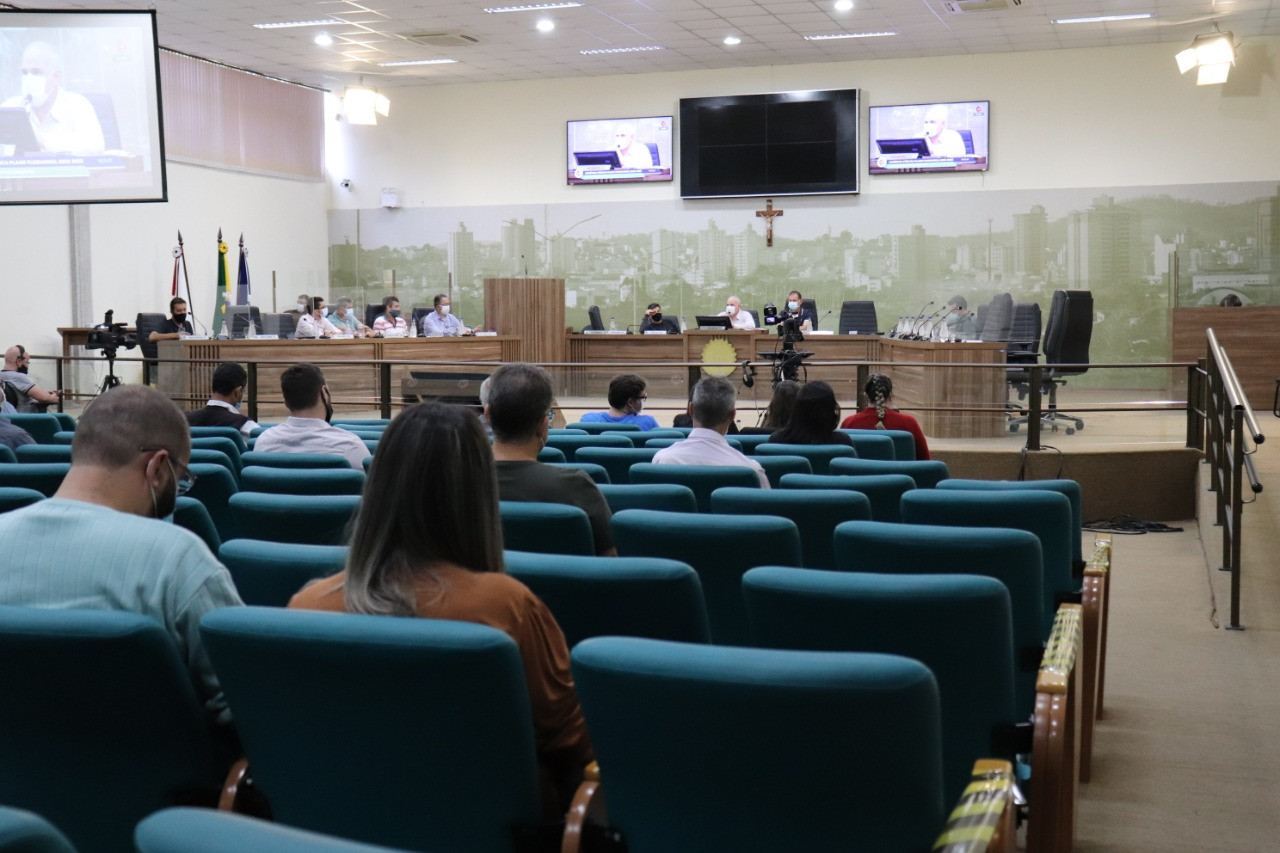 Imagem 1 da notícia: PPA é discutido na Câmara com a presença de Secretários e Superintendentes de todas as pastas da Prefeitura de Pouso Alegre