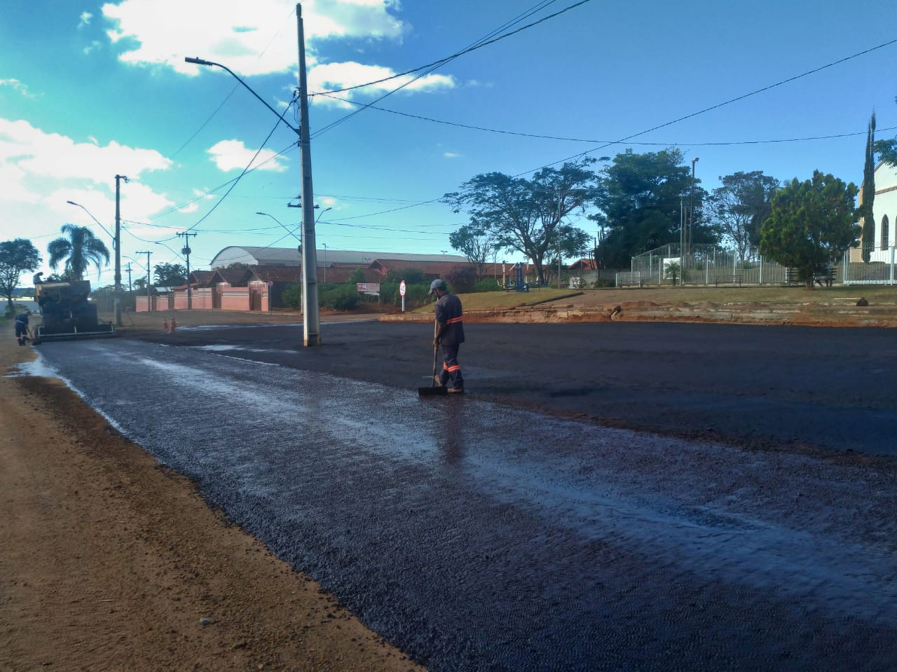 Imagem 1 da notícia: Vereador acompanha pavimentação asfáltica da estrada do Algodão