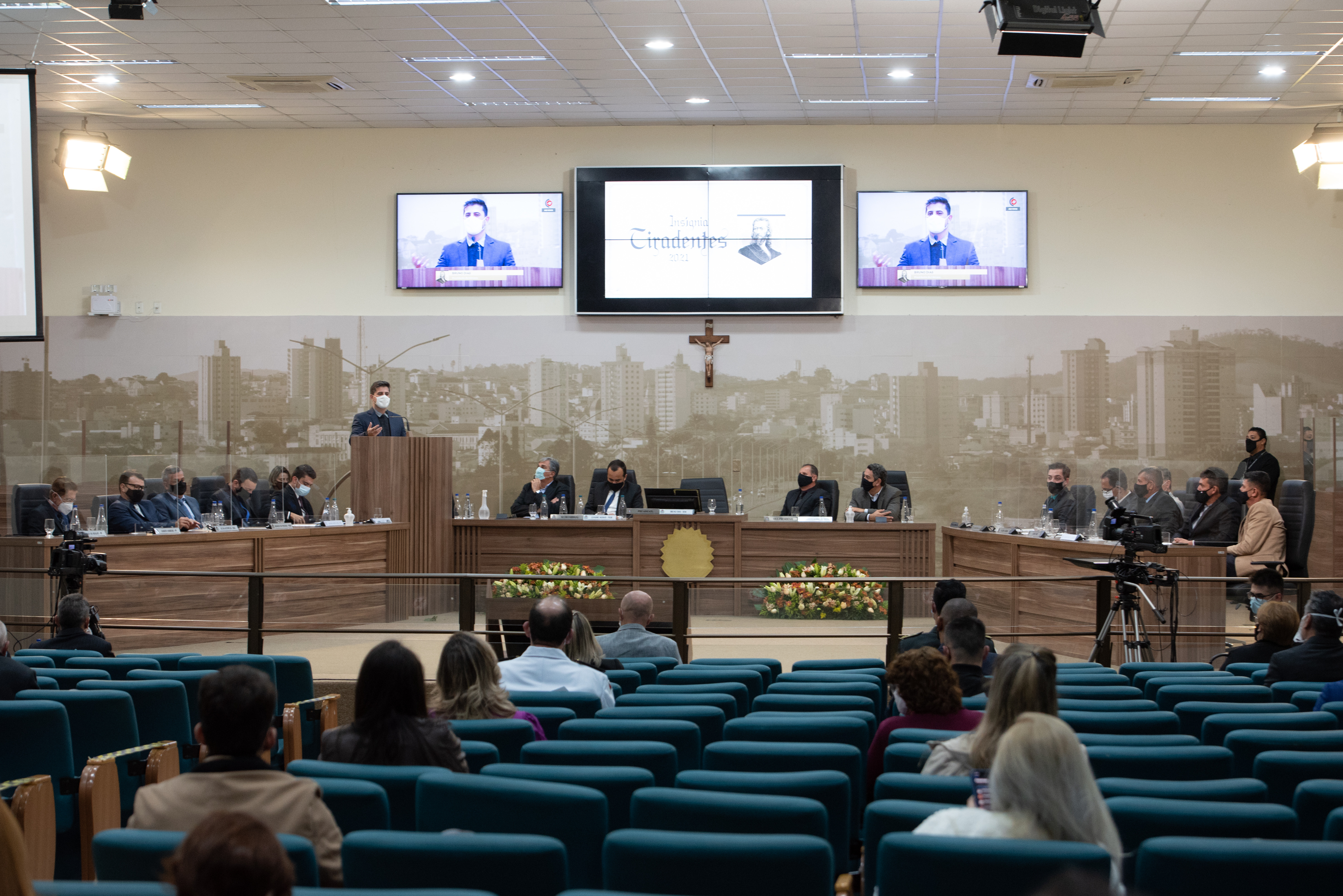 Imagem 1 da notícia: Insígnia Tiradentes entregue na Câmara prestou homenagem para profissionais e instituições pelo trabalho realizado frente a pandemia da Covid-19