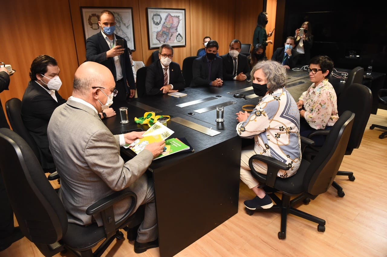 Imagem 1 da notícia: Presidente da Câmara e Presidente da Escola do Legislativo anunciam que "Coleção em Miúdos" pode ter uso nacionalizado