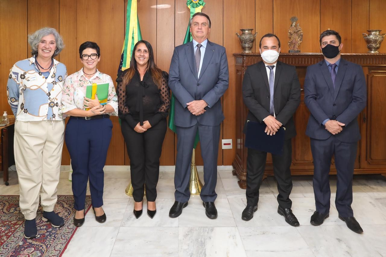 Imagem 1 da notícia: Presidente da Câmara Bruno Dias (DEM) e Presidente da Escola do Legislativo Leandro Morais (PSDB) completam agenda em Brasília realizando a entrega da Coleção em Miúdos ao Presidente da República.