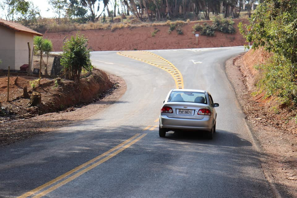 Imagem 2 da notícia: Vereadores visitam obras de pavimentação no bairro dos Ferreiras