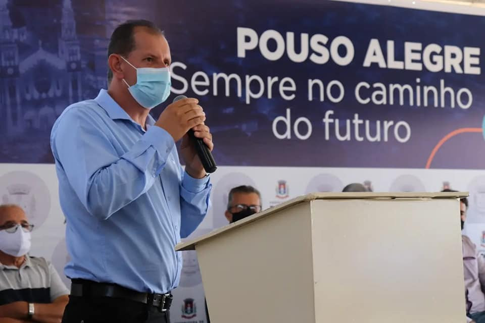 Imagem 1 da notícia: Vereadores visitam obras de pavimentação no bairro dos Ferreiras