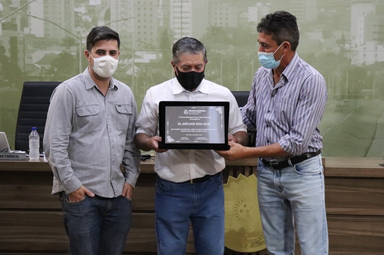 Imagem 1 da notícia: Servidor Público é homenageado na Câmara por trabalho voluntário realizado no bairro onde mora.