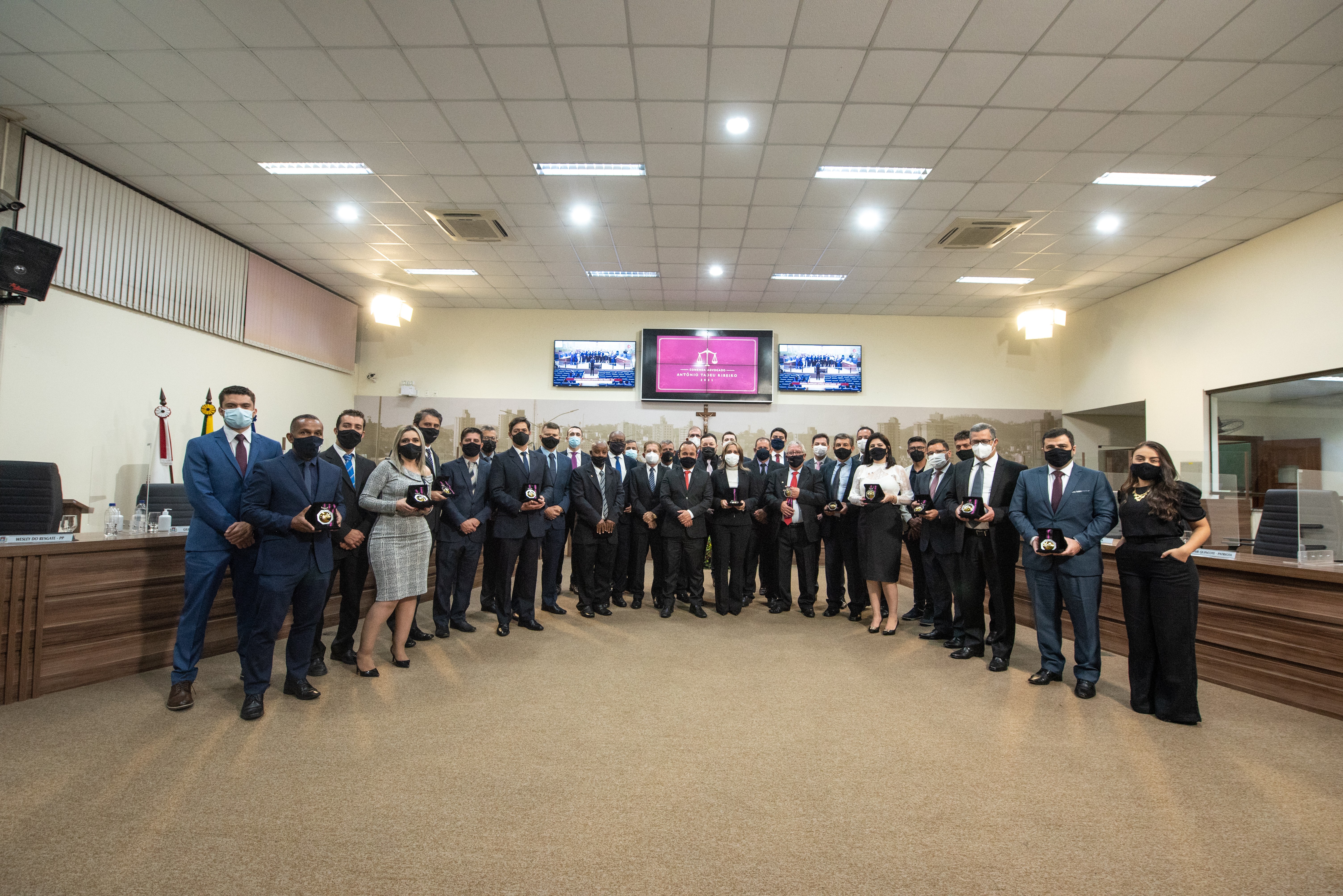 Imagem 1 da notícia: Comenda Antônio Tadeu Ribeiro é entregue na Câmara