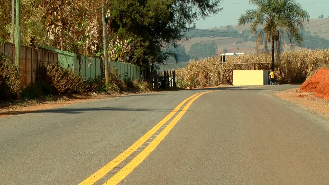 Imagem 1 da notícia: Vereadores acompanham resultado final da pavimentação da estrada do Anhumas