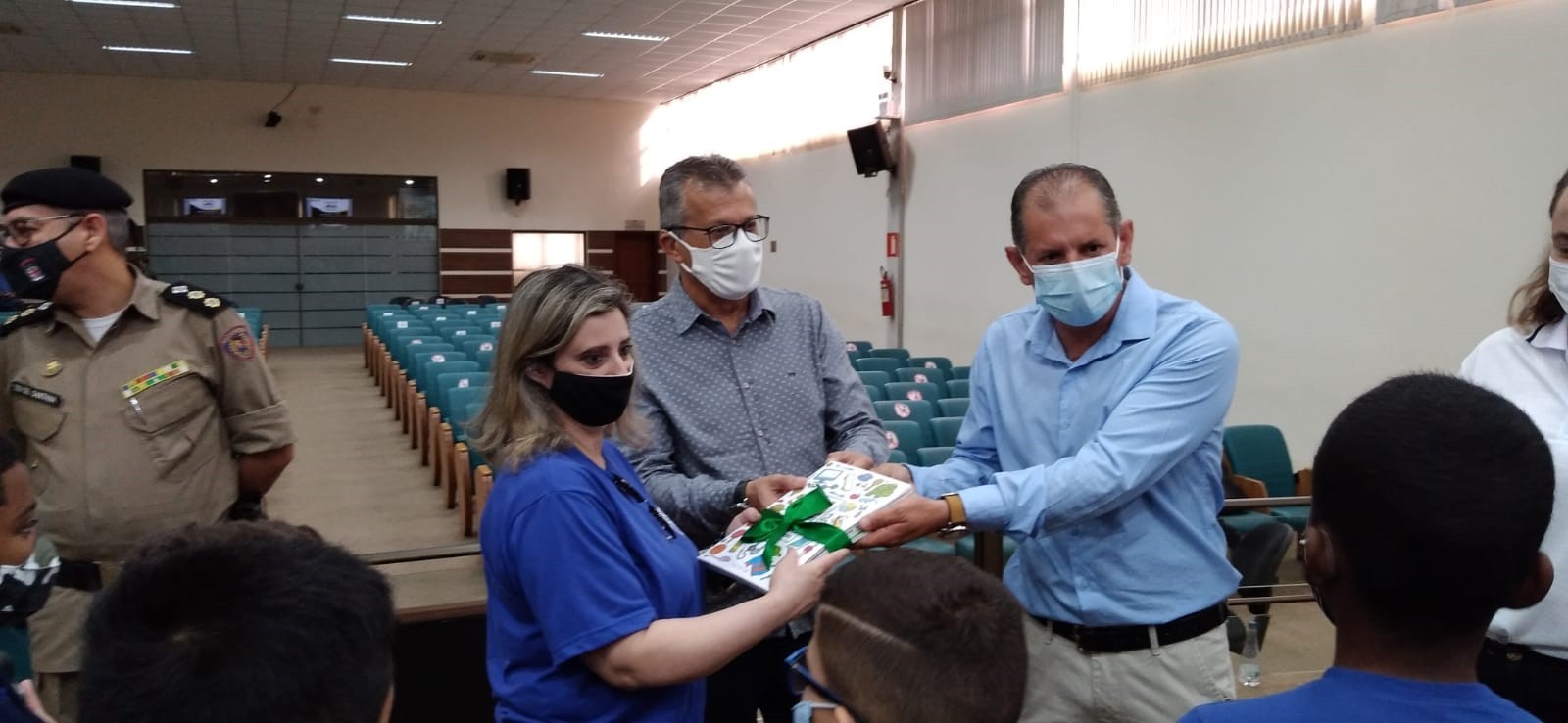 Imagem 4 da notícia: Vice-presidente da Câmara e vice-prefeito acompanham alunos do Centro Educacional Reis Magos em visita ao Museu