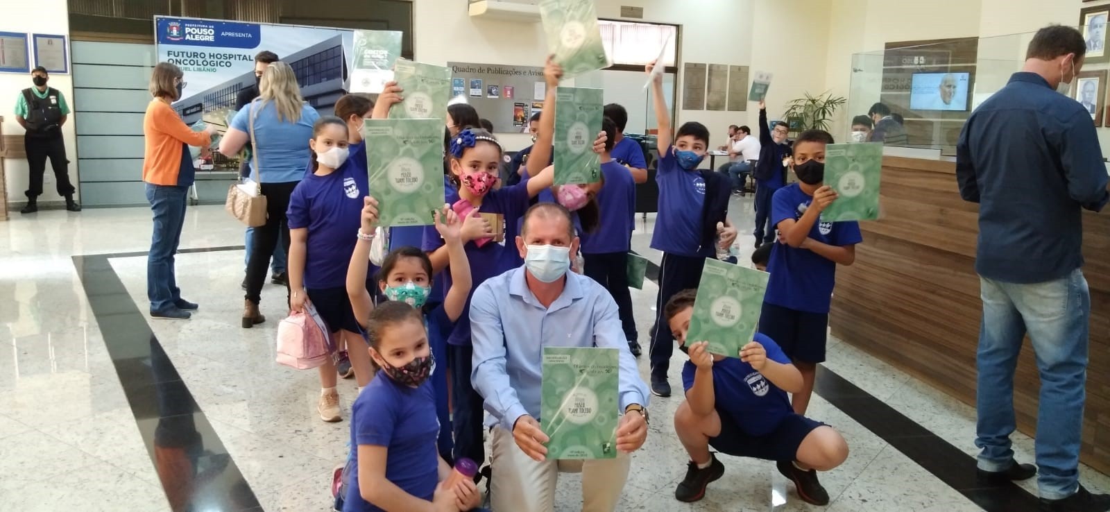 Imagem 2 da notícia: Vice-presidente da Câmara e vice-prefeito acompanham alunos do Centro Educacional Reis Magos em visita ao Museu