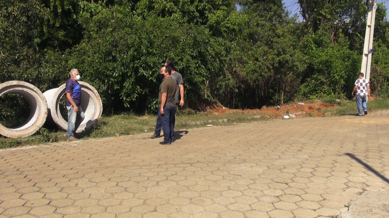 Imagem 1 da notícia: Vereador visita início de obras que vai resolver situação enfrentada por moradores do Colina Verde em dias de chuva