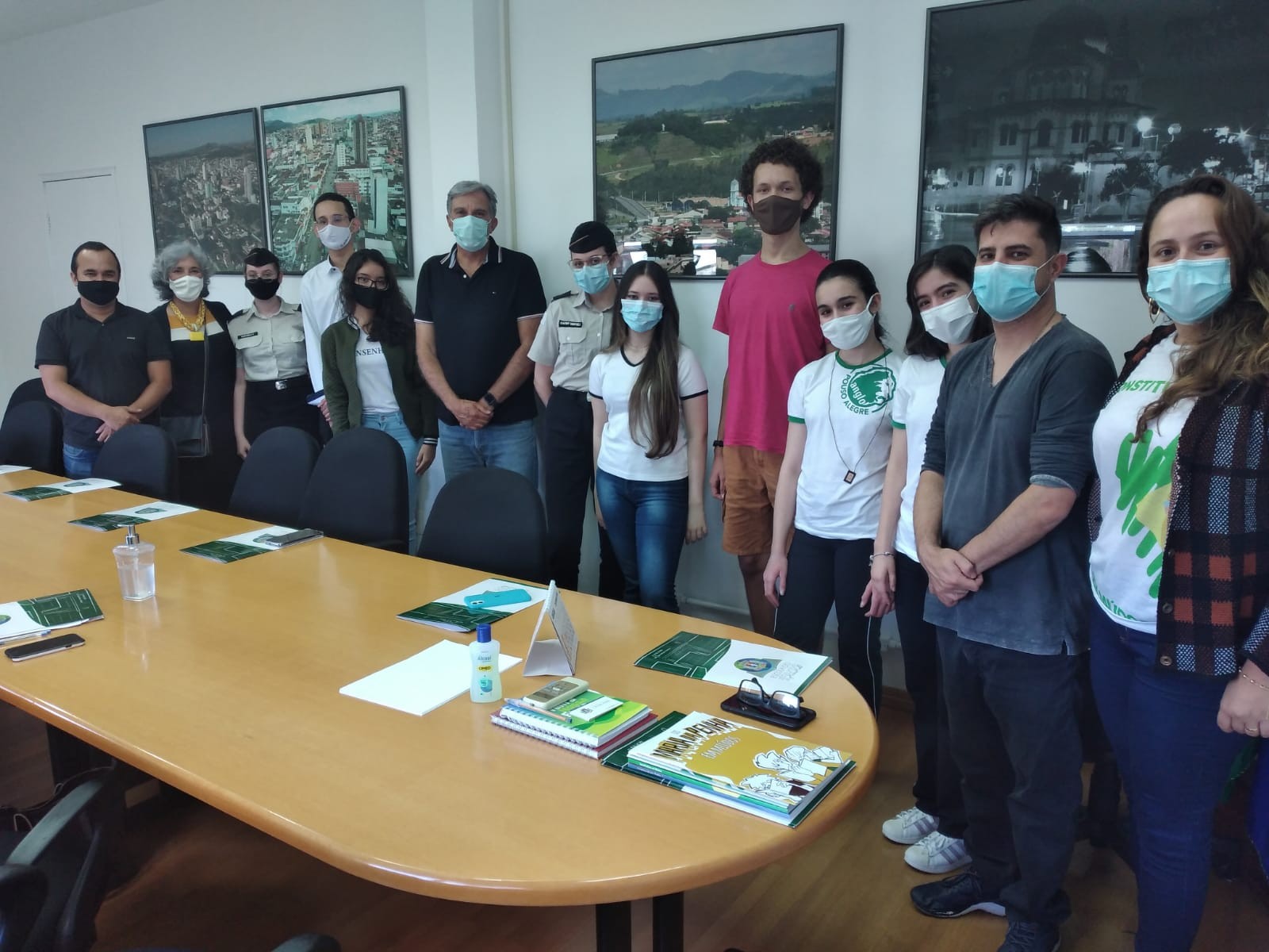 Imagem 1 da notícia: Ouvidores Mirins e Jovens se reúnem com Prefeito Rafael Simões e entregam propostas sobre Saúde Mental nas escolas