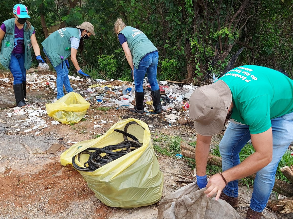 Imagem 1 da notícia: Vereadores acompanham ação realizada por equipes da Prefeitura e da Associação Manducaí que recolheu 400kg de lixo no Rio Mandu