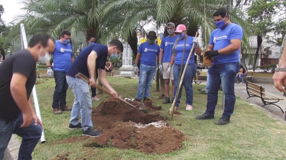 Imagem 1 da notícia: Vereadores colaboram em plantio de árvores para substituir árvores que caíram durante temporal no início do mês