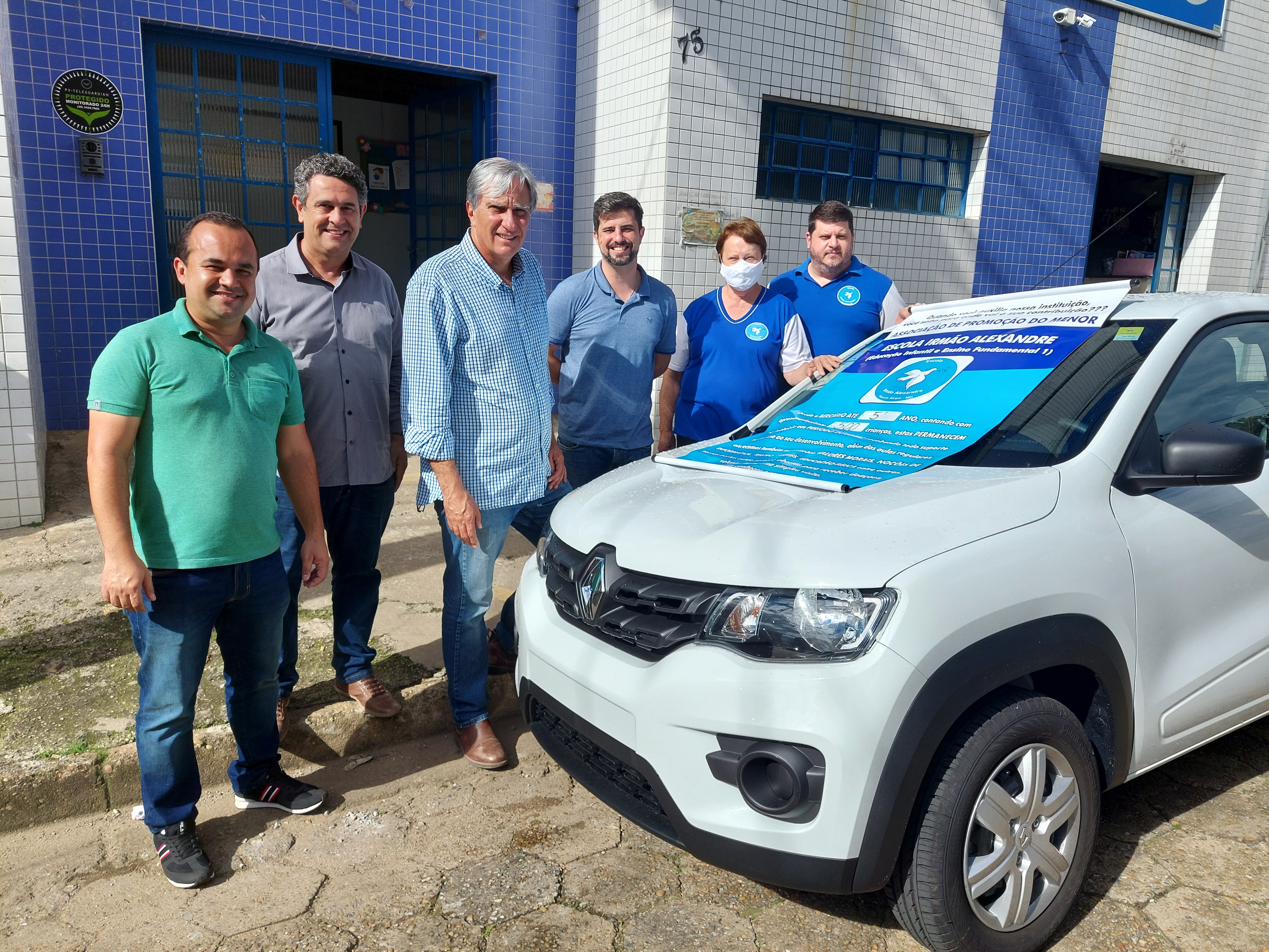 Imagem 1 da notícia: Vereadores acompanham entrega de veículo conquistado por meio de Emenda parlamentar