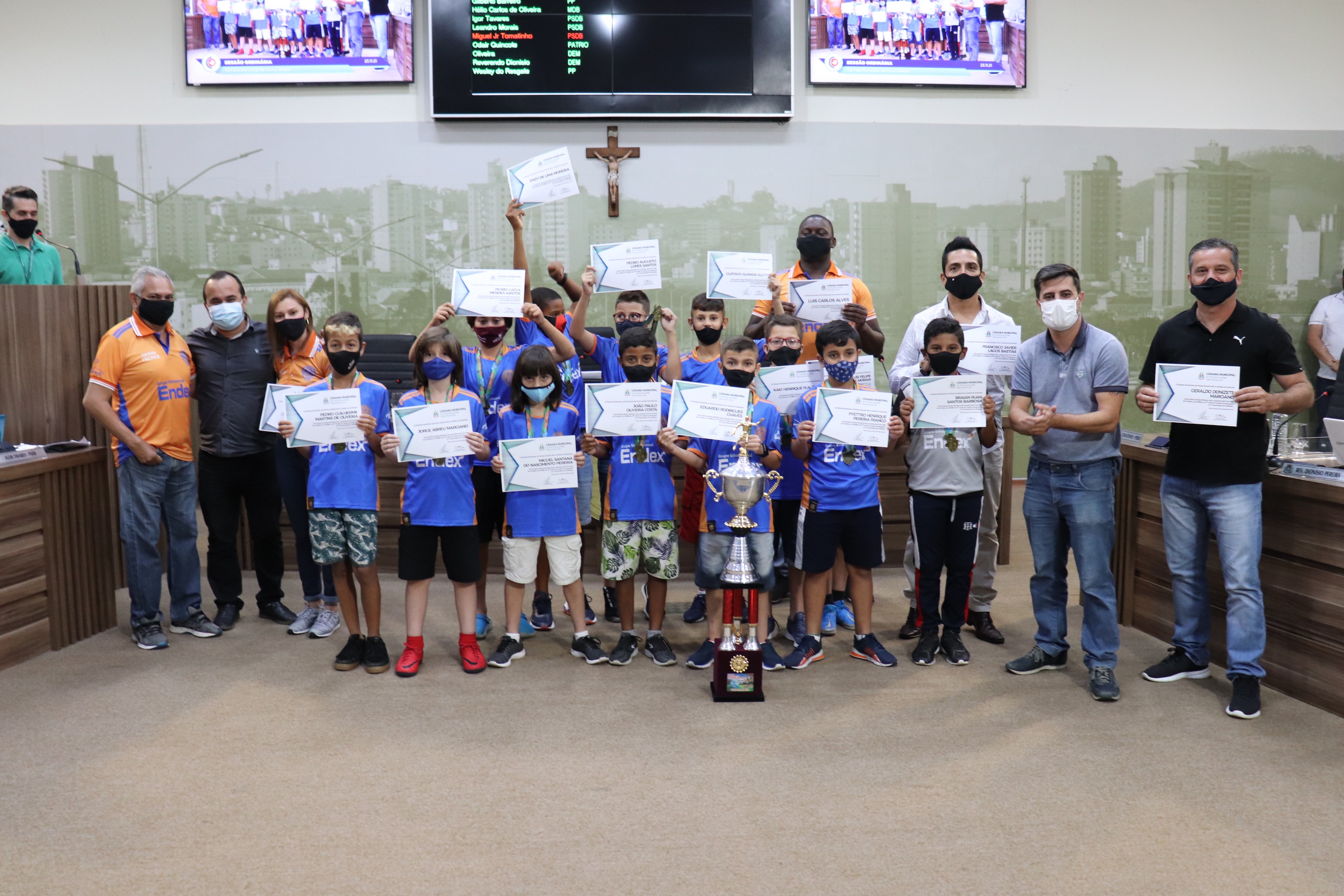 Imagem 1 da notícia: Atletas de futebol recebem homenagem na Câmara Municipal