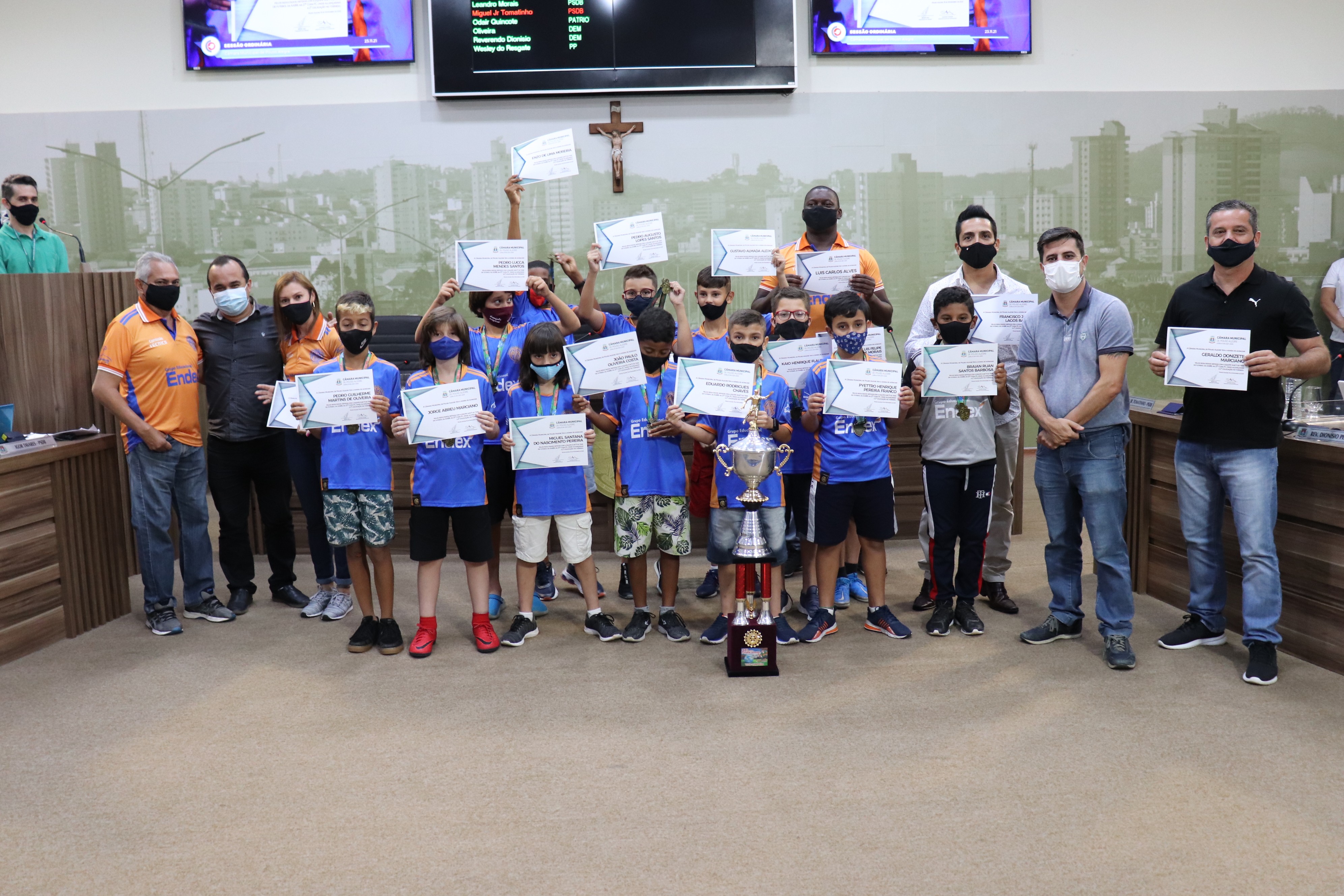 Imagem 2 da notícia: Atletas de futebol recebem homenagem na Câmara Municipal