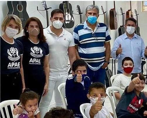 Imagem 1 da notícia: Presidente da Comissão de Defesa dos Direitos da Pessoa com Deficiência e da Pessoa Idosa acompanha entrega de verba à Apae