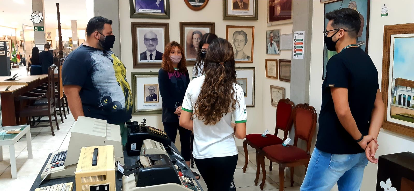 Imagem 4 da notícia: Alunos do Colégio Anglo visitam museu da Câmara