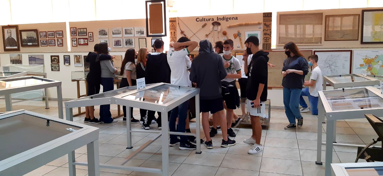Imagem 2 da notícia: Alunos do Colégio Anglo visitam museu da Câmara